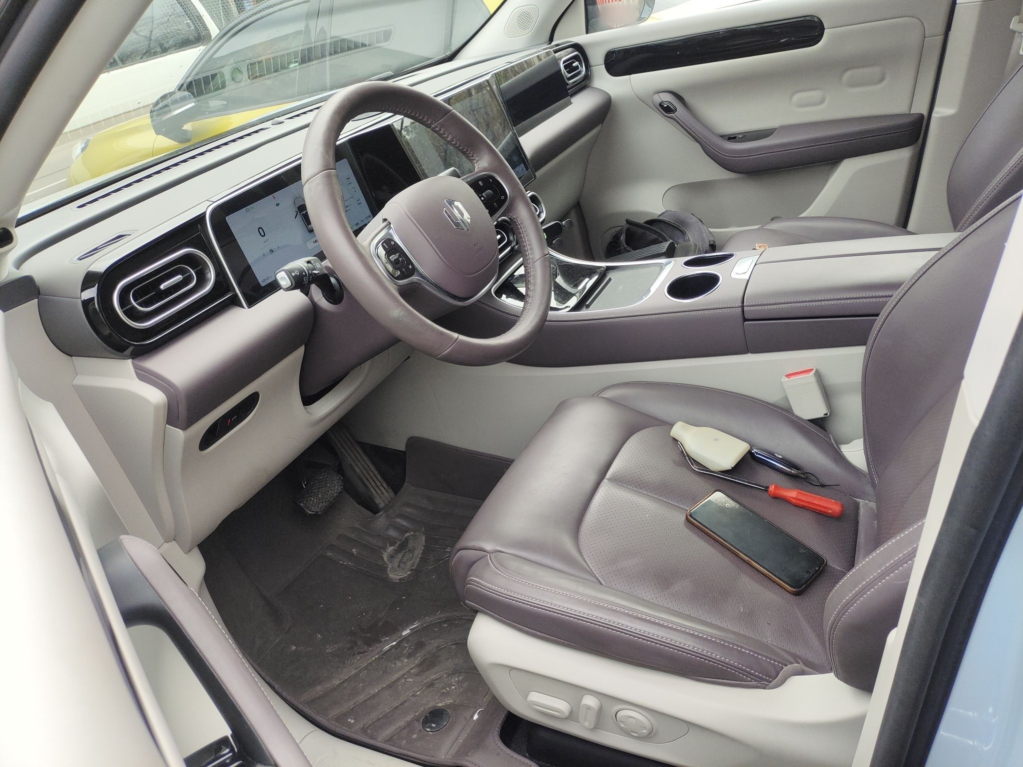 المقاعد الأمامية داخل السيارة