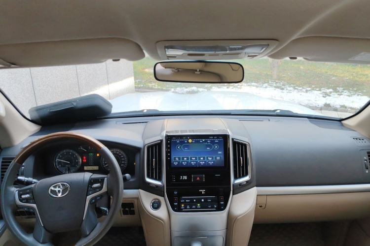 Used Toyota Land Cruiser 2015 4.0L V6 Middle East Low-Trim Version Center Console