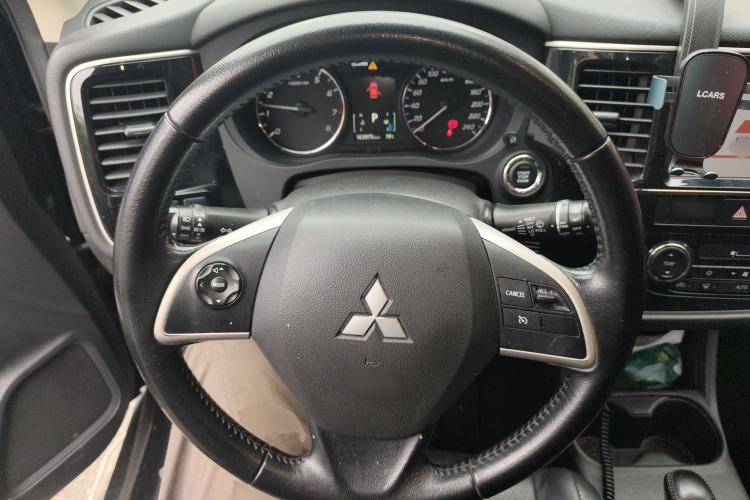 Used Mitsubishi Outlander 2013 2.4L 4x4 Luxury Navigation Edition 5 Seats Steering Wheel