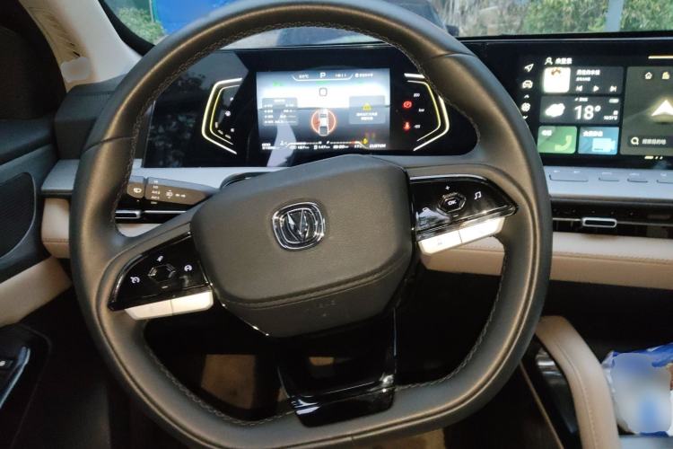 Used CHANGAN Hunter 2025 Model, Knight Edition, Lingshang Type, Dual-Motor Four-Wheel Drive Standard Box Steering Wheel