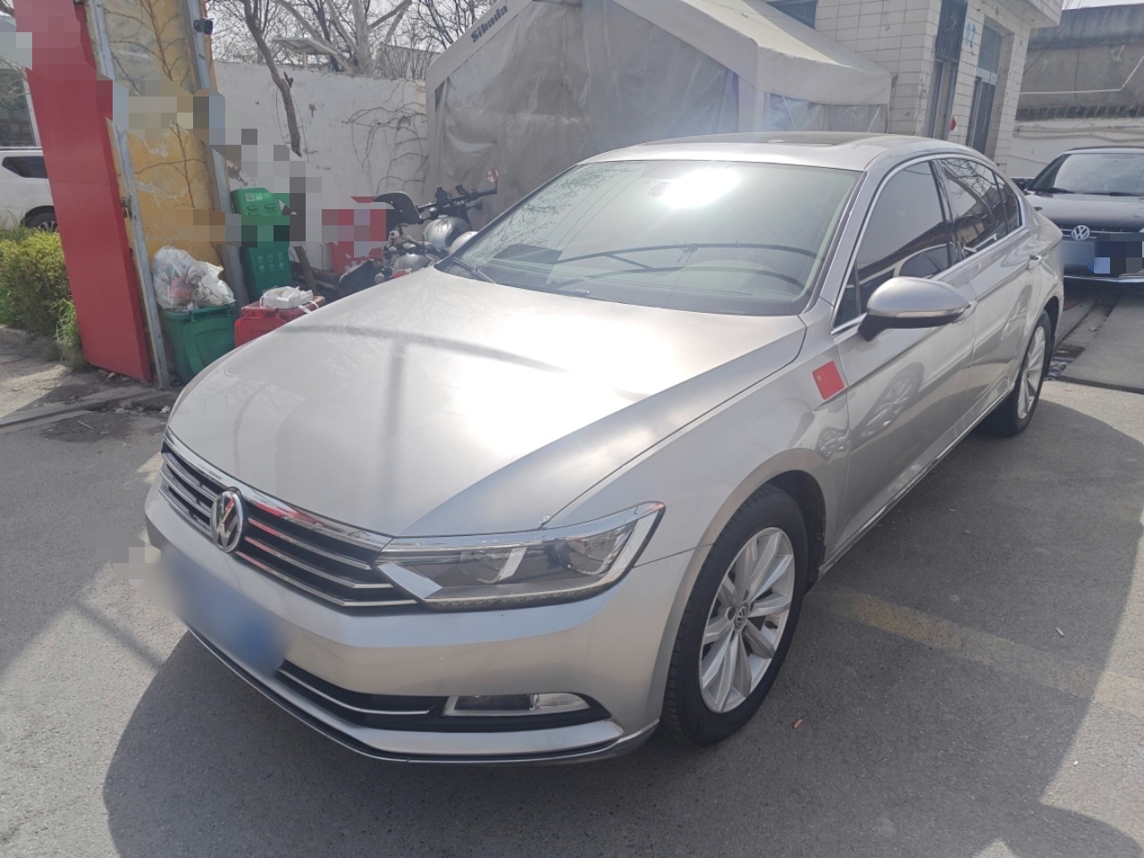 تحت مقدمة السيارة