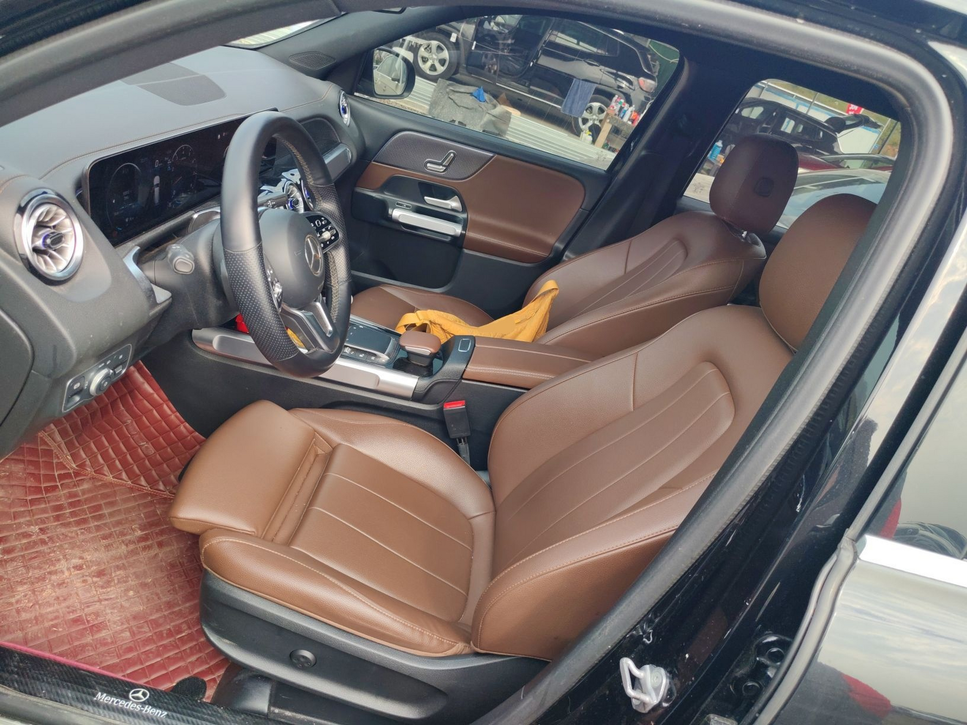 المقاعد الأمامية داخل السيارة