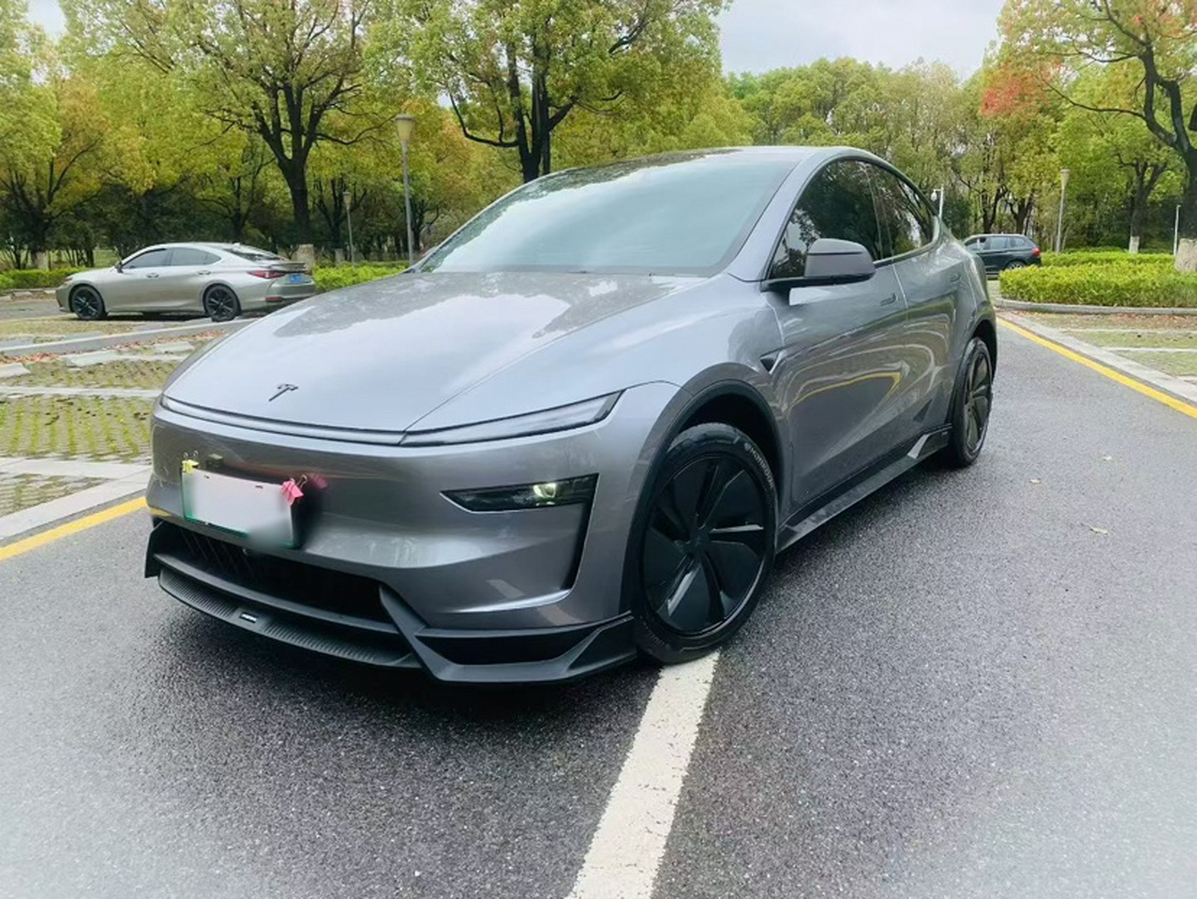 Под передней частью автомобиля