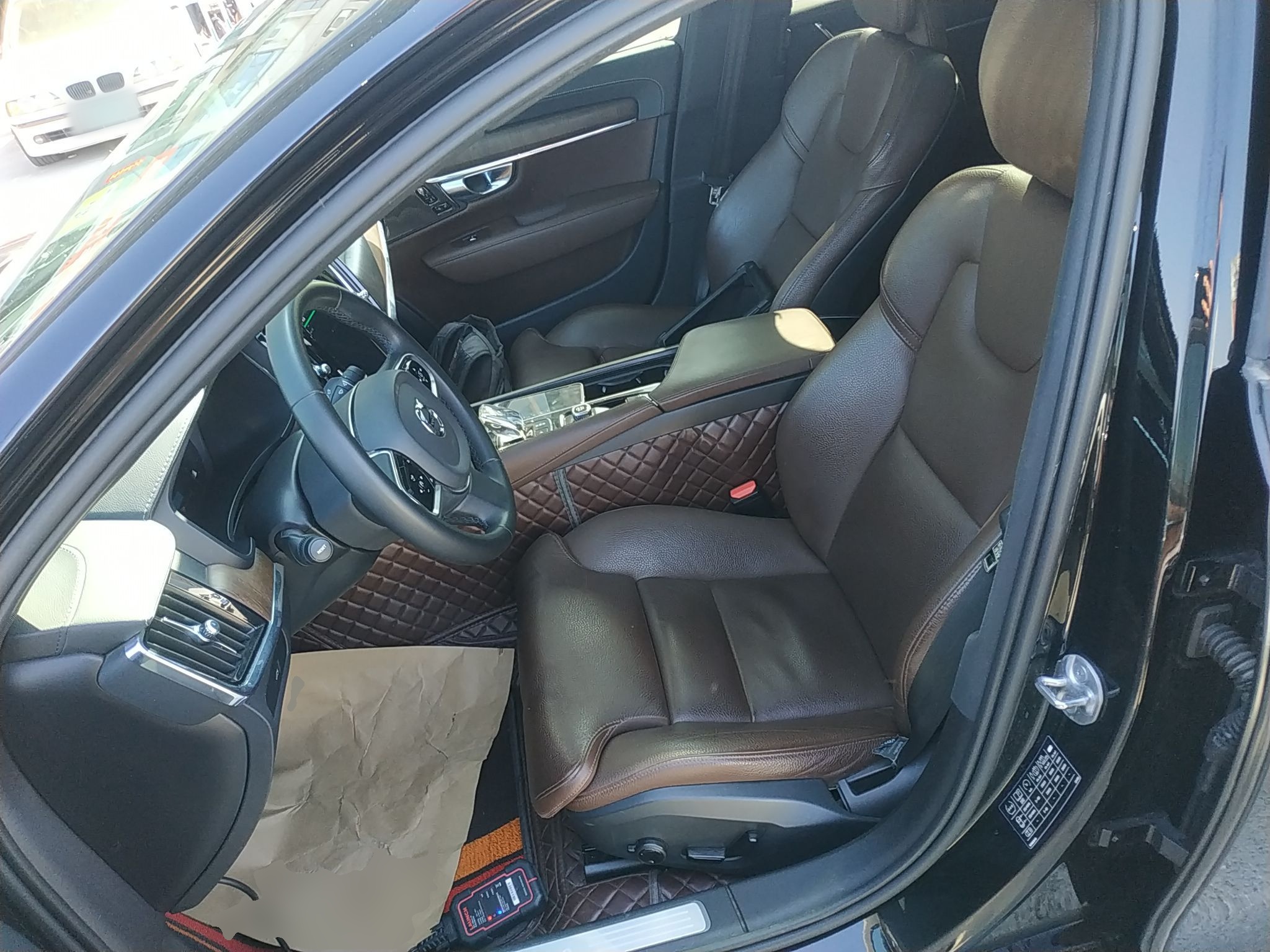 Переднее сиденье в автомобиле