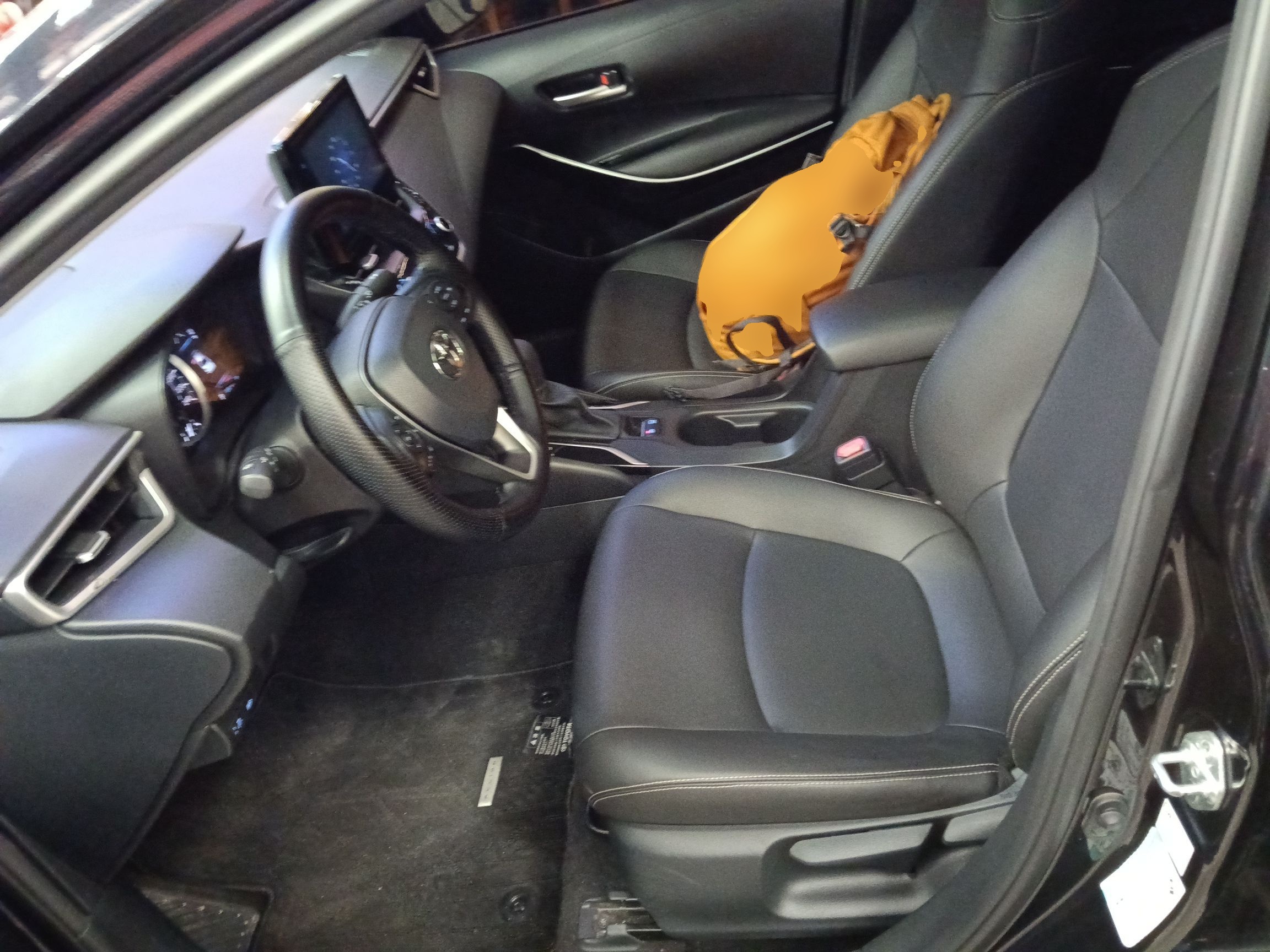 المقاعد الأمامية داخل السيارة