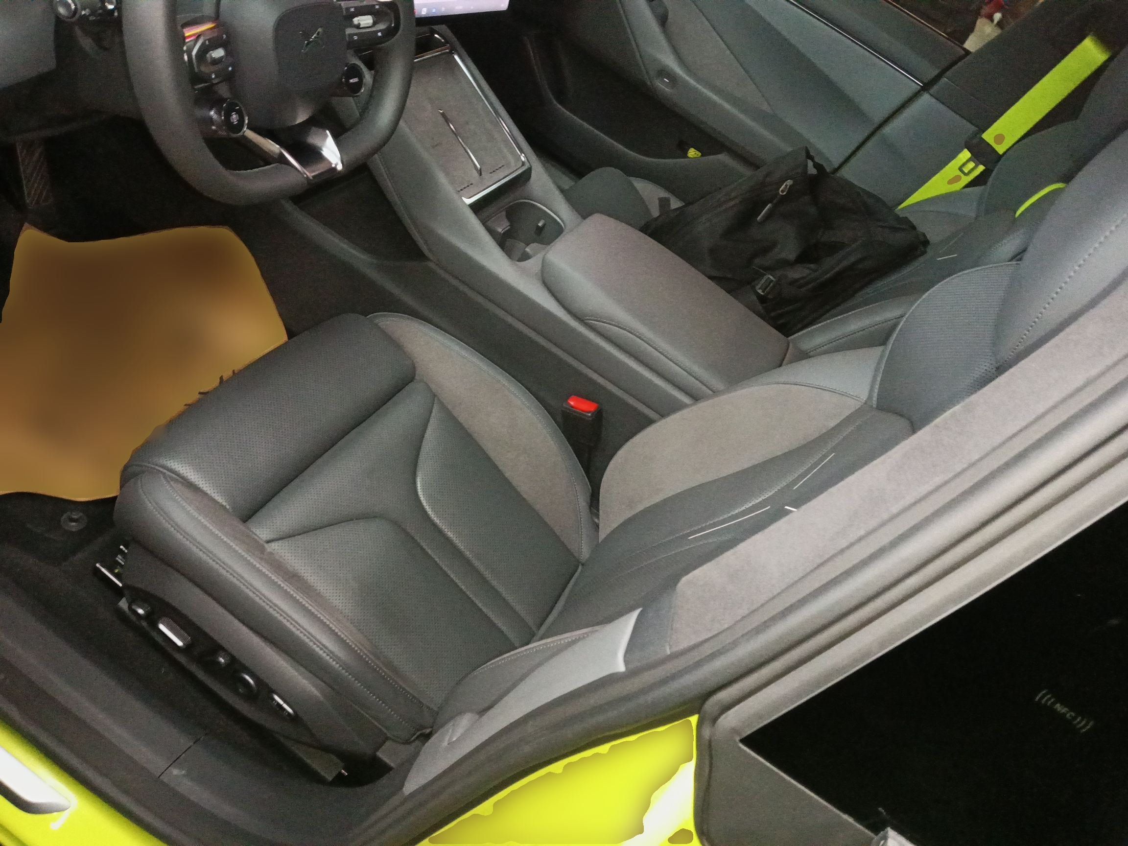 المقاعد الأمامية داخل السيارة