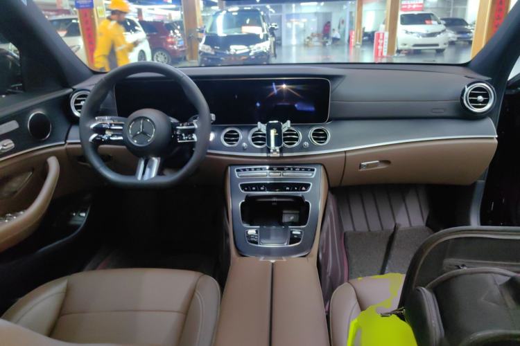 Used Mercedes-Benz E-Class New Energy 2023 E 350 e L Plug-in Hybrid Sports Sedan Center Console