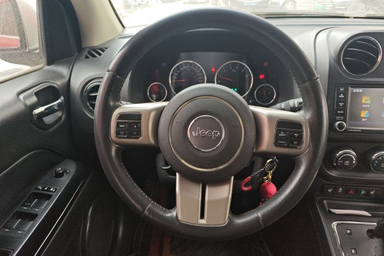 Used Jeep Compass 2012 2.4L four-wheel-drive sport version
