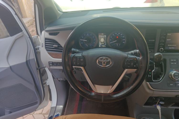 Used Toyota SIENNA 

