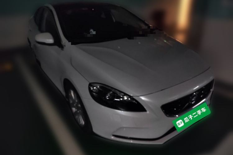 Used Volvo V40 2016 T4 Smart Luxury Edition Front Right 45 Deg