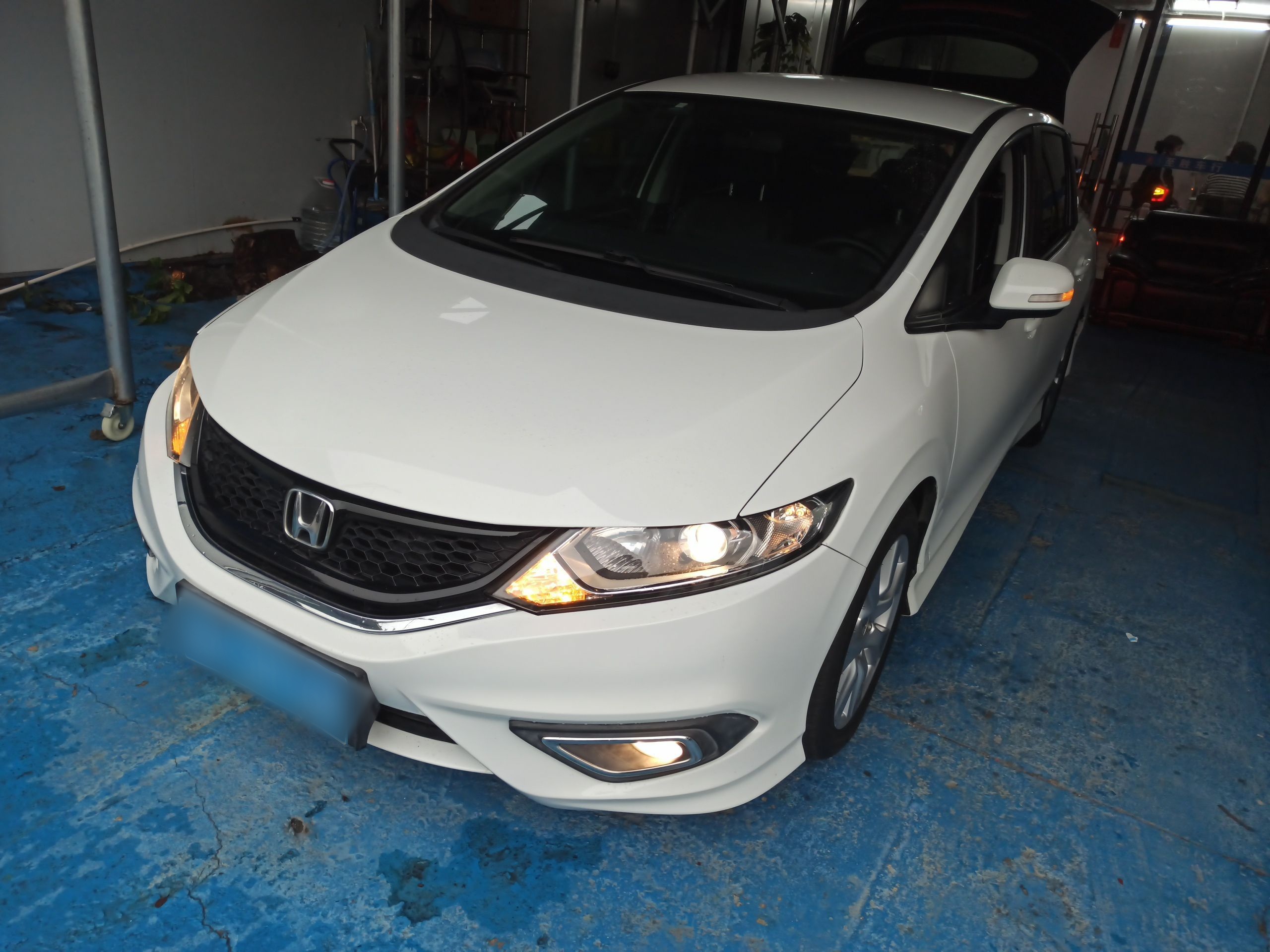 Под передней частью автомобиля