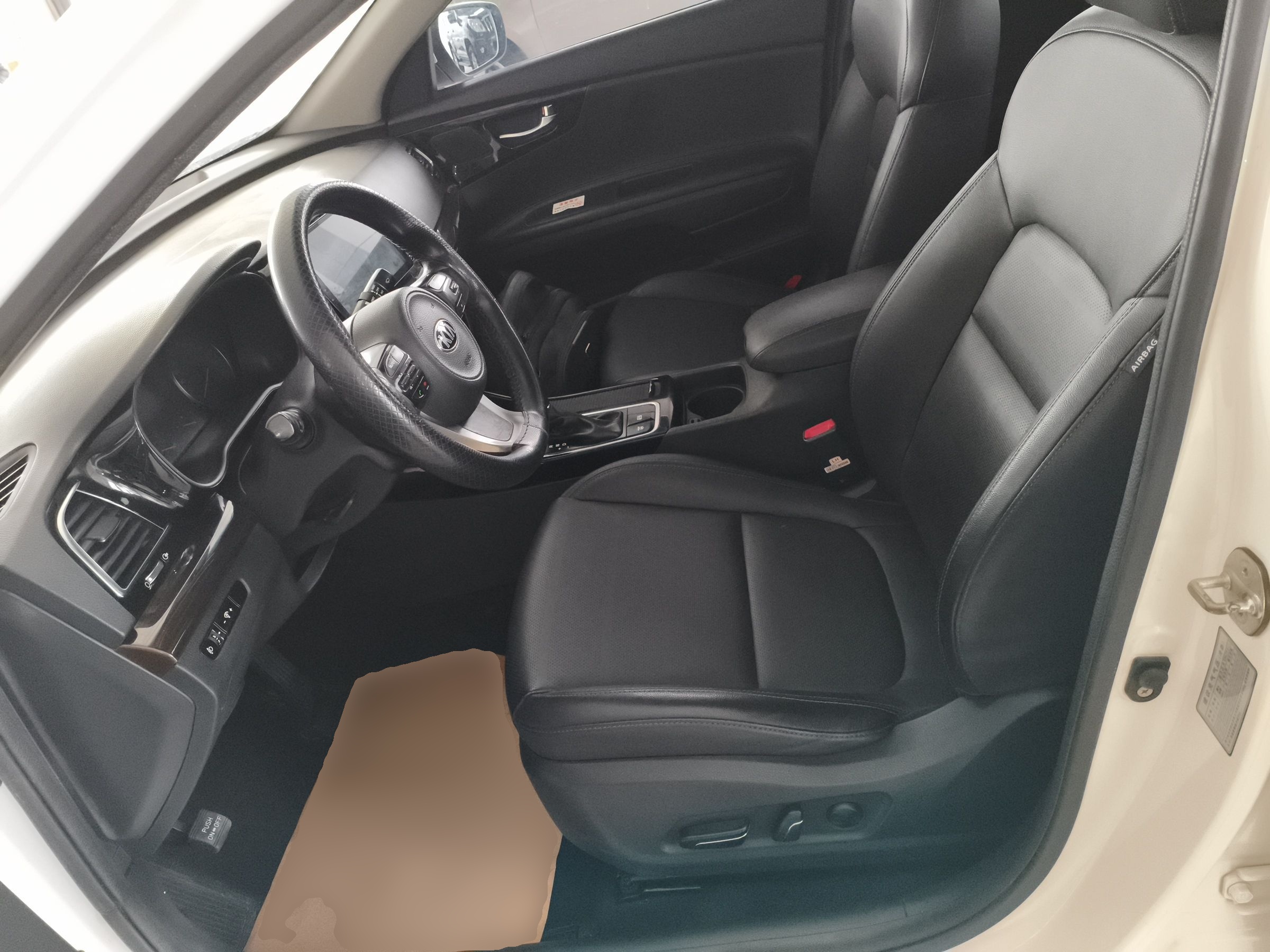 Переднее сиденье в автомобиле