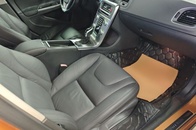 Used Volvo S60 2014 S60L 2.0T Zhiyuan Edition
