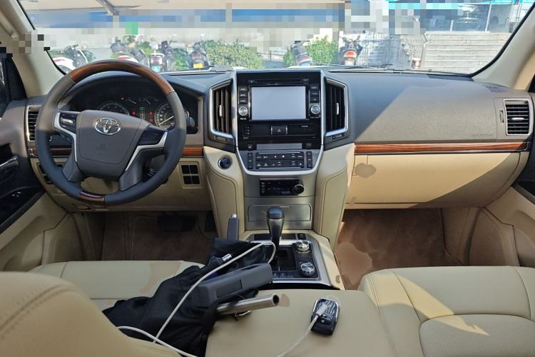 Used Toyota Land Cruiser 2015 4.6L V8 Middle East Limited Edition Center Console