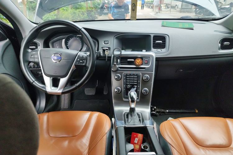 Used Volvo V60 2014 T5 Zhiya Edition
