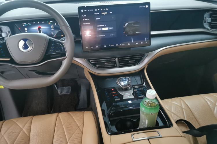 Used Denza D9 2022 DM-i 970 Four-Wheel Drive Prestige Model Center Console