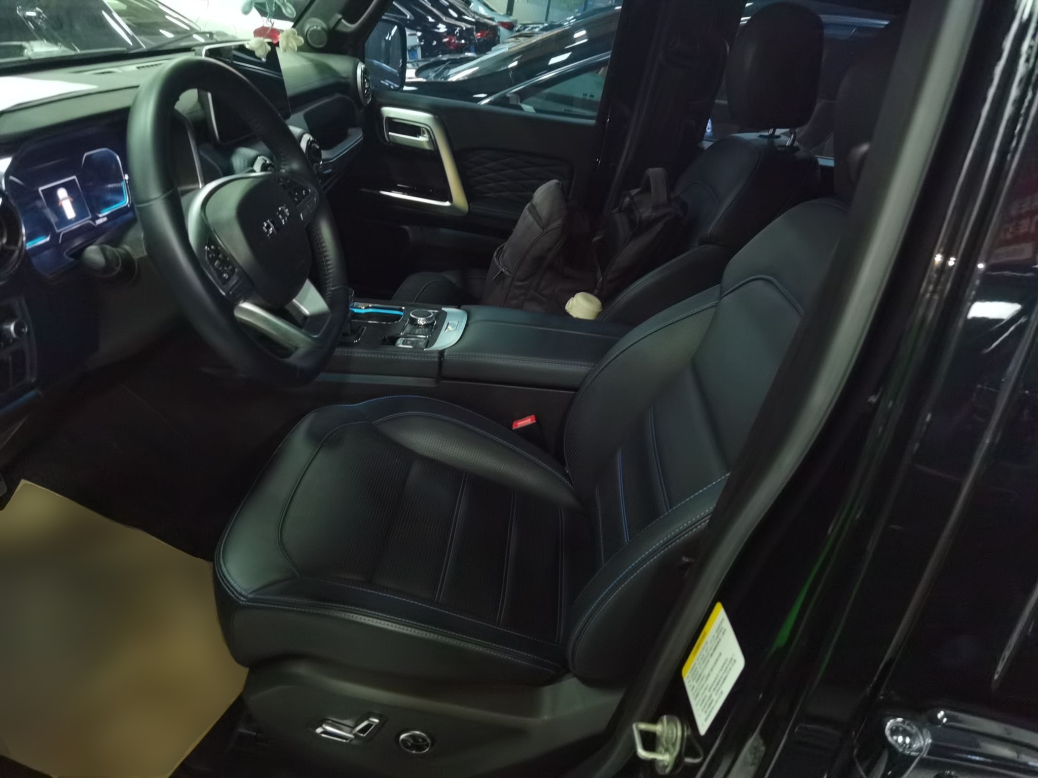 المقاعد الأمامية داخل السيارة