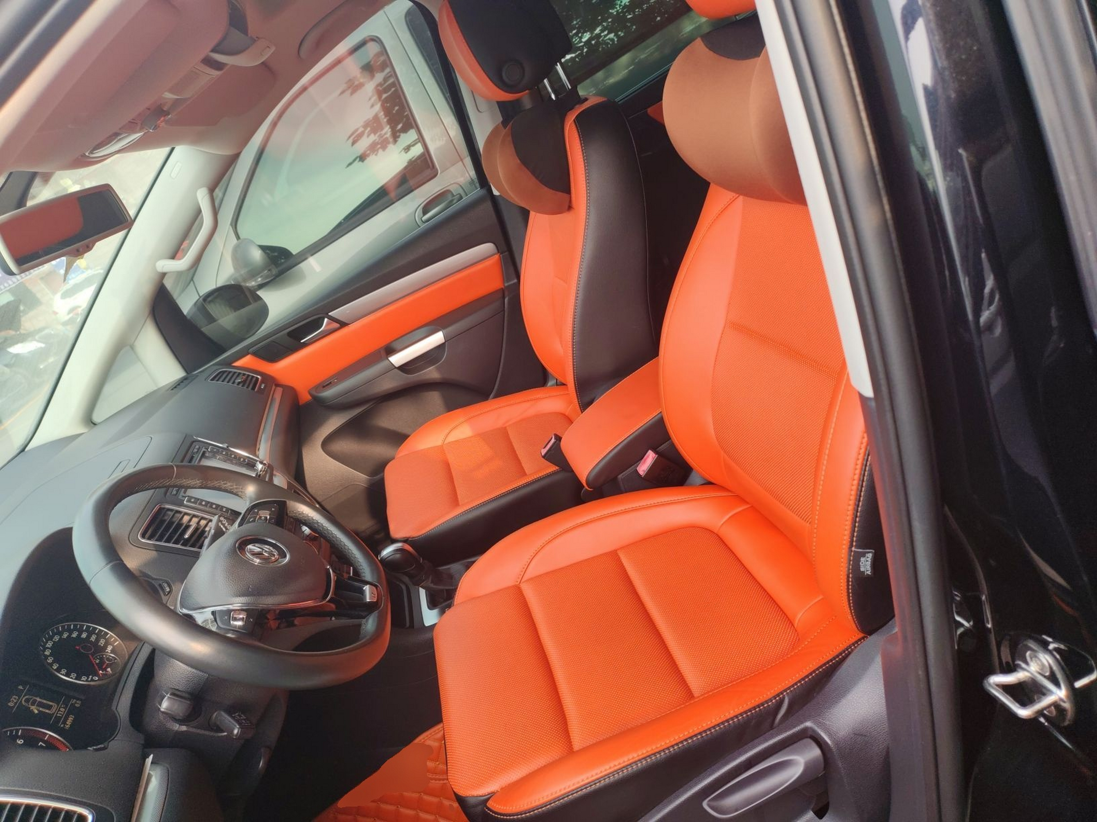 المقاعد الأمامية داخل السيارة