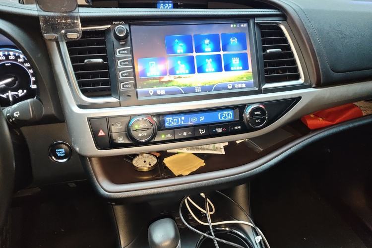 Used Toyota Highlander 2018 2.0T Four-Wheel Drive Luxury Version 7 Seats China VI Standard Audio And AC Panel