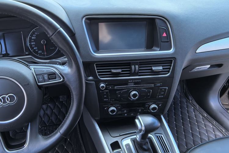 Used Audi Q5 2017 40 TFSI Technology Edition Audio And AC Panel