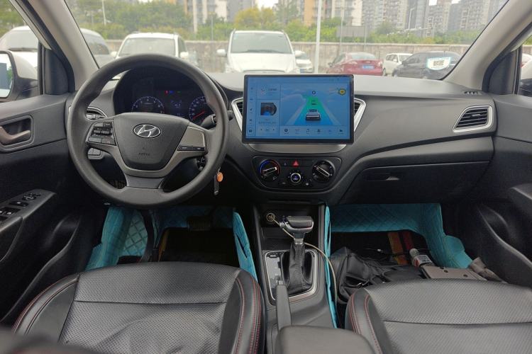 Used Hyundai Verna (new generation) 2016 1.4L Automatic Cool Edition GLS Center Console