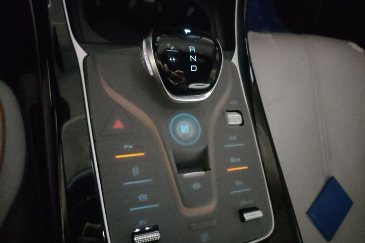 Used BYD Qin PLUS 2024 HONOR Edition DM-i 120KM Leading Model Gear Lever