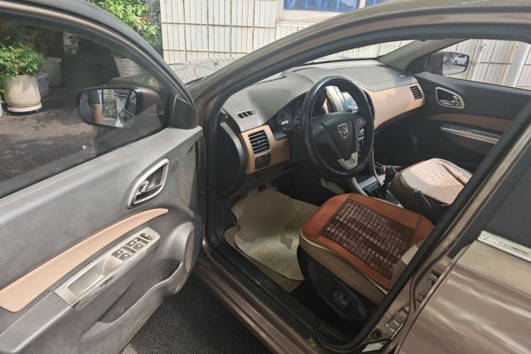 Used Baojun 630 2013 1.5L manual Comfort trim