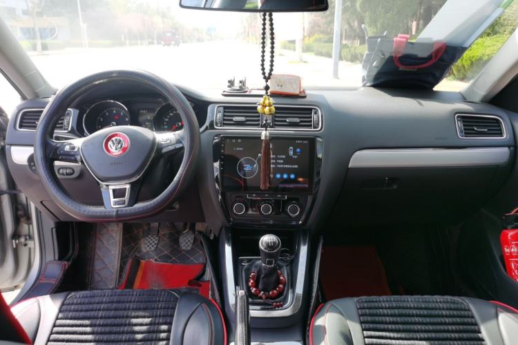 Used Volkswagen Sagitar 2017 1.6L Manual Comfort Model Center Console