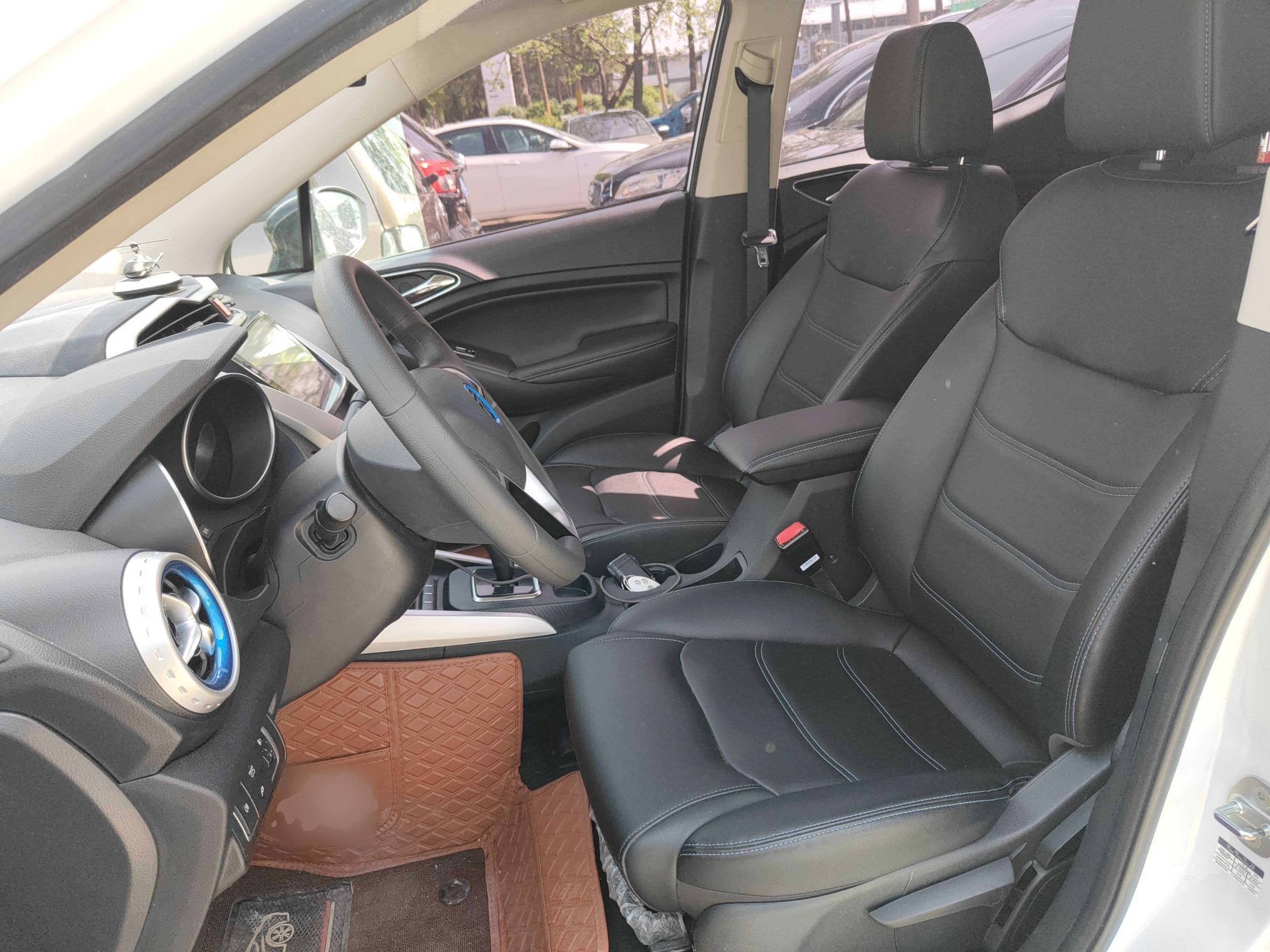 المقاعد الأمامية داخل السيارة