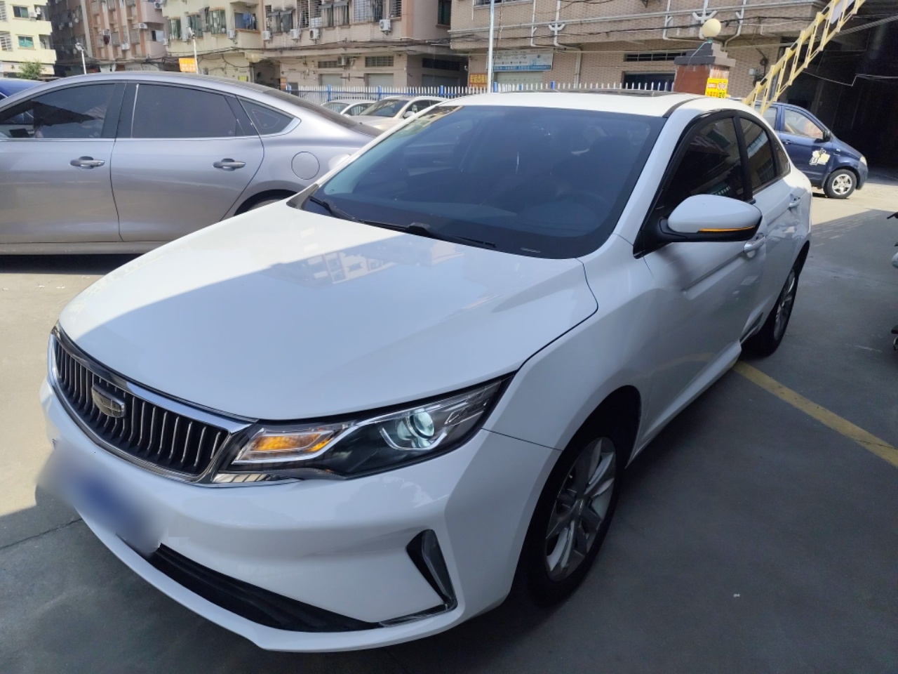 تحت مقدمة السيارة