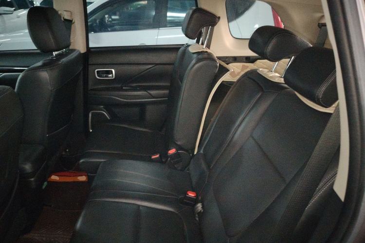 Used Mitsubishi Outlander 2018 2.0L Two-Wheel-Drive Jiale Edition 7-Seater Left Rear Seat