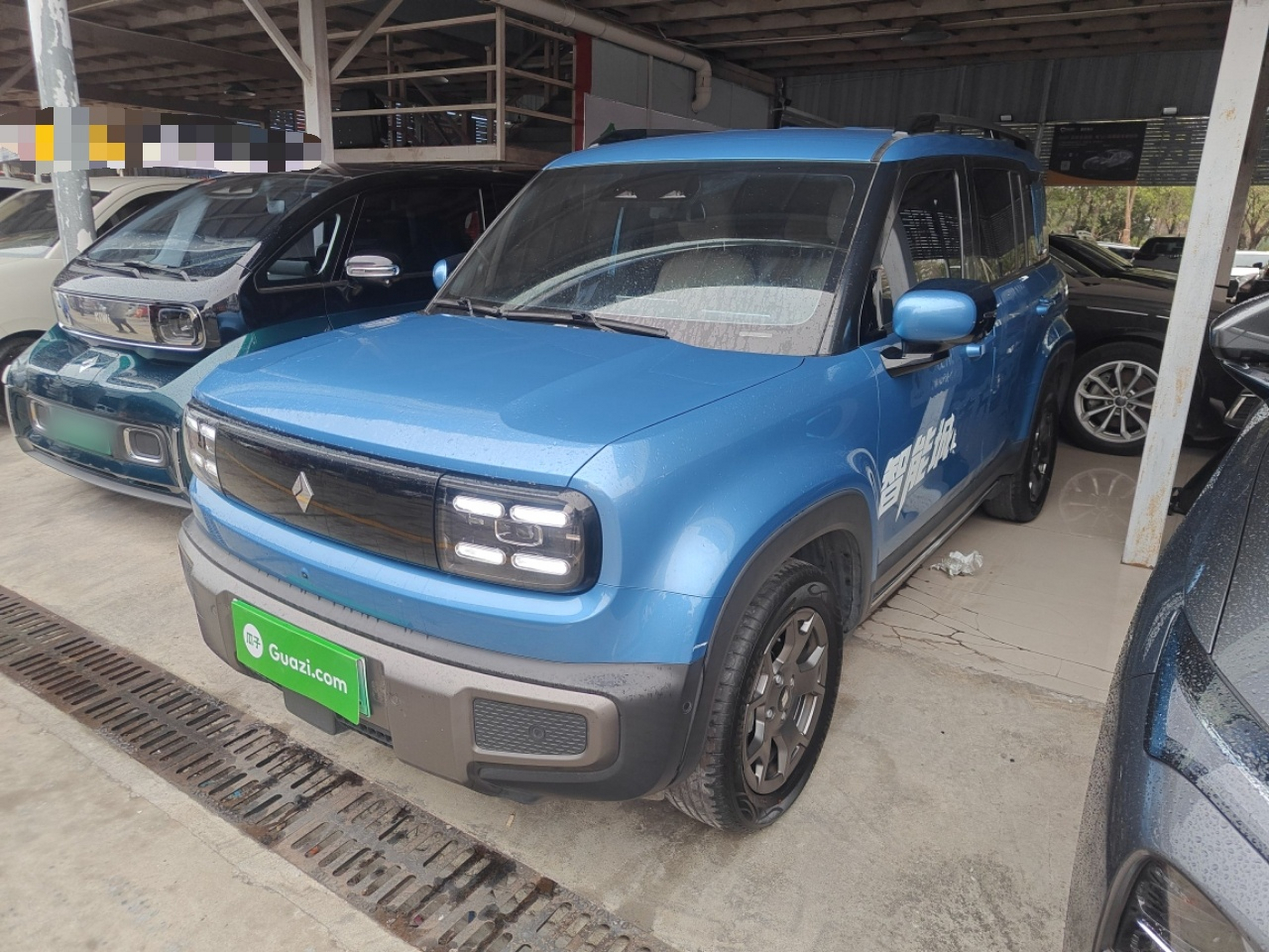 تحت مقدمة السيارة