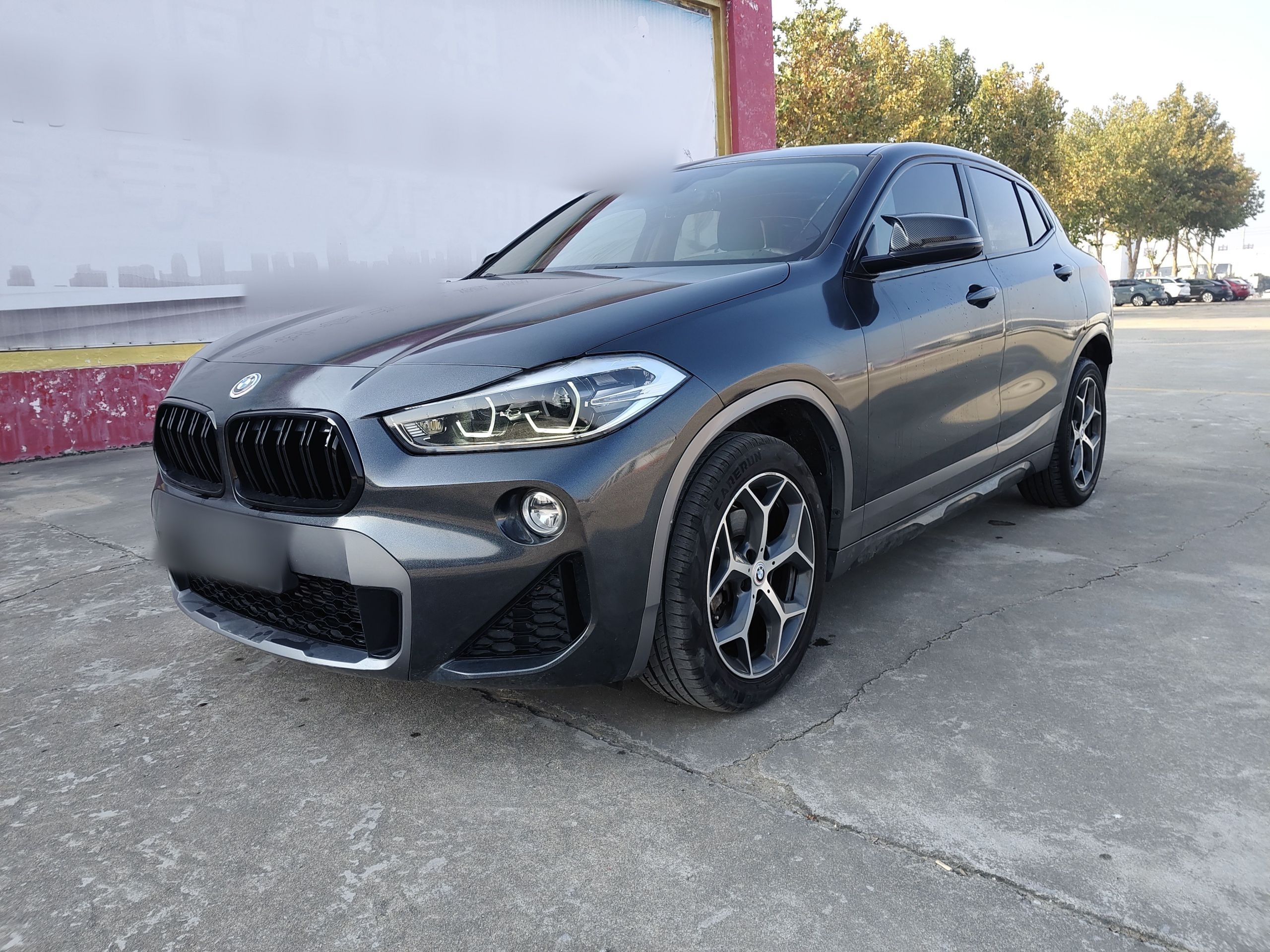 Под передней частью автомобиля