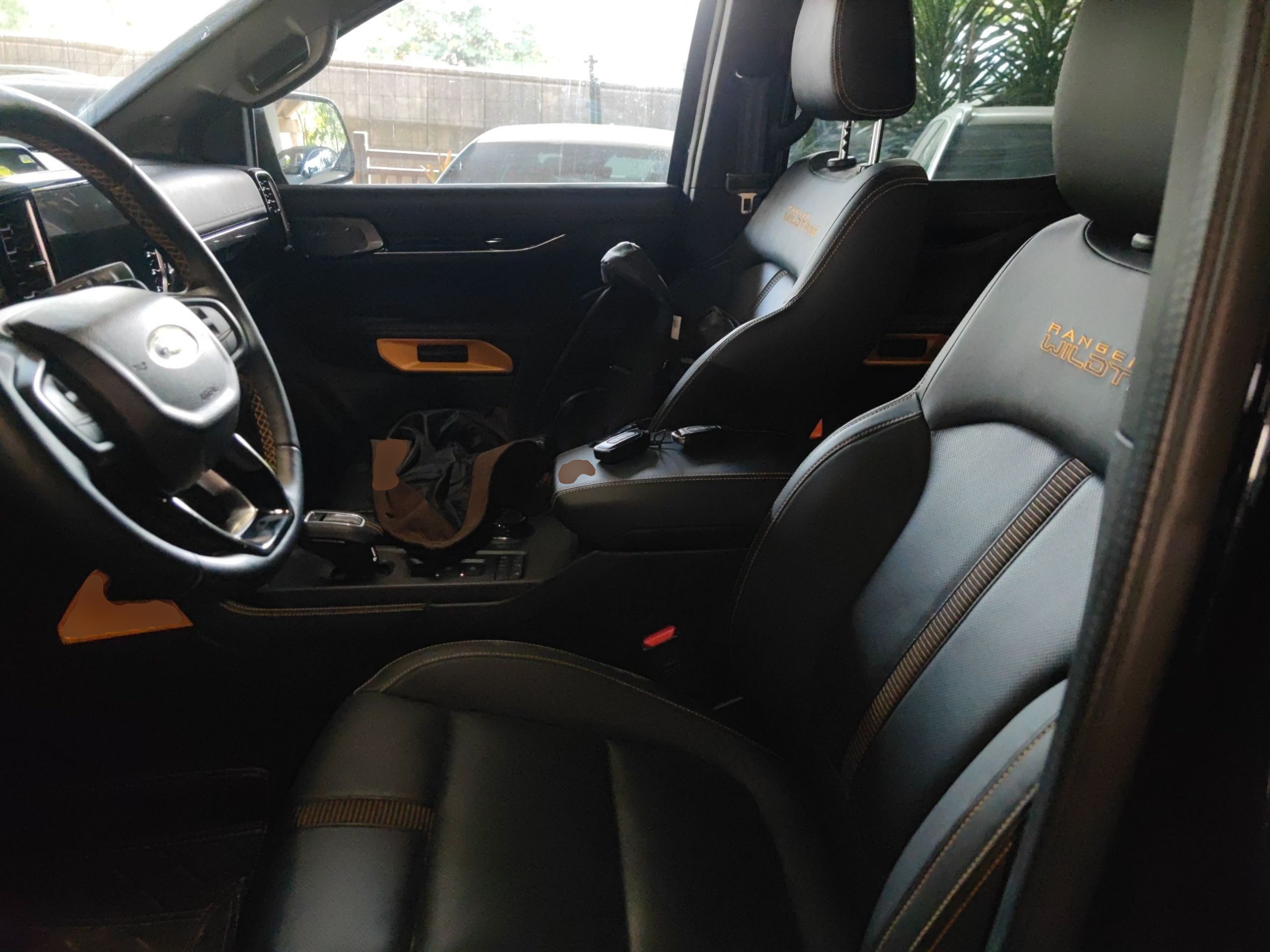 المقاعد الأمامية داخل السيارة