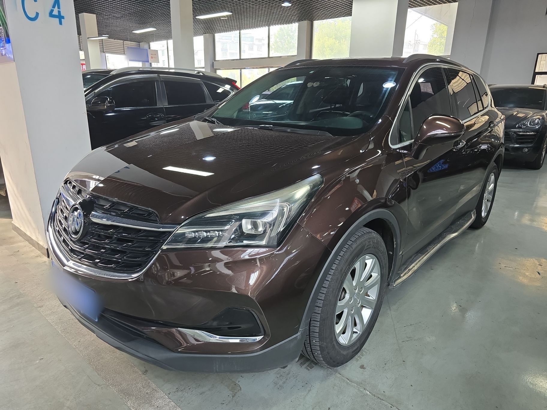 تحت مقدمة السيارة