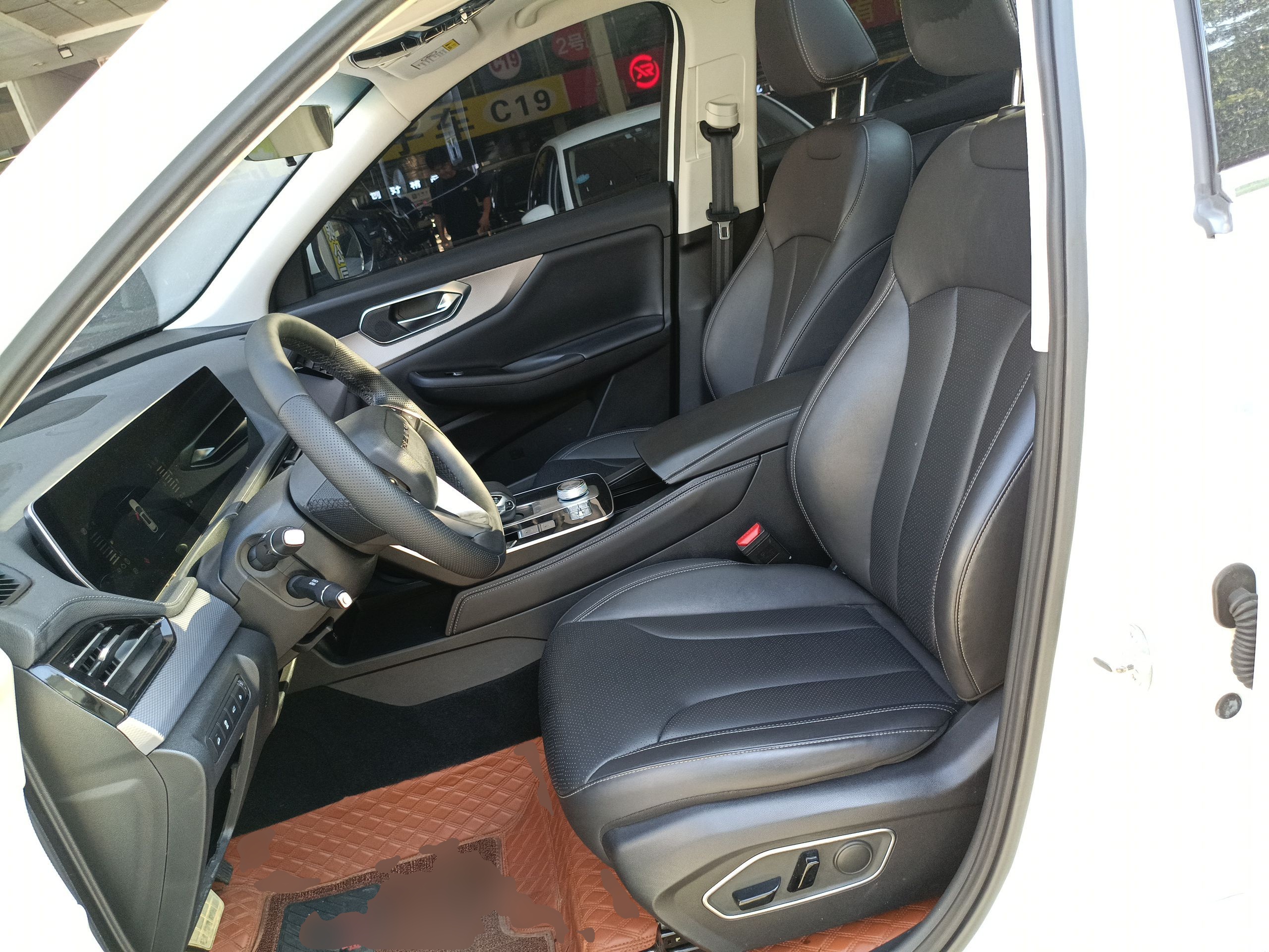 المقاعد الأمامية داخل السيارة