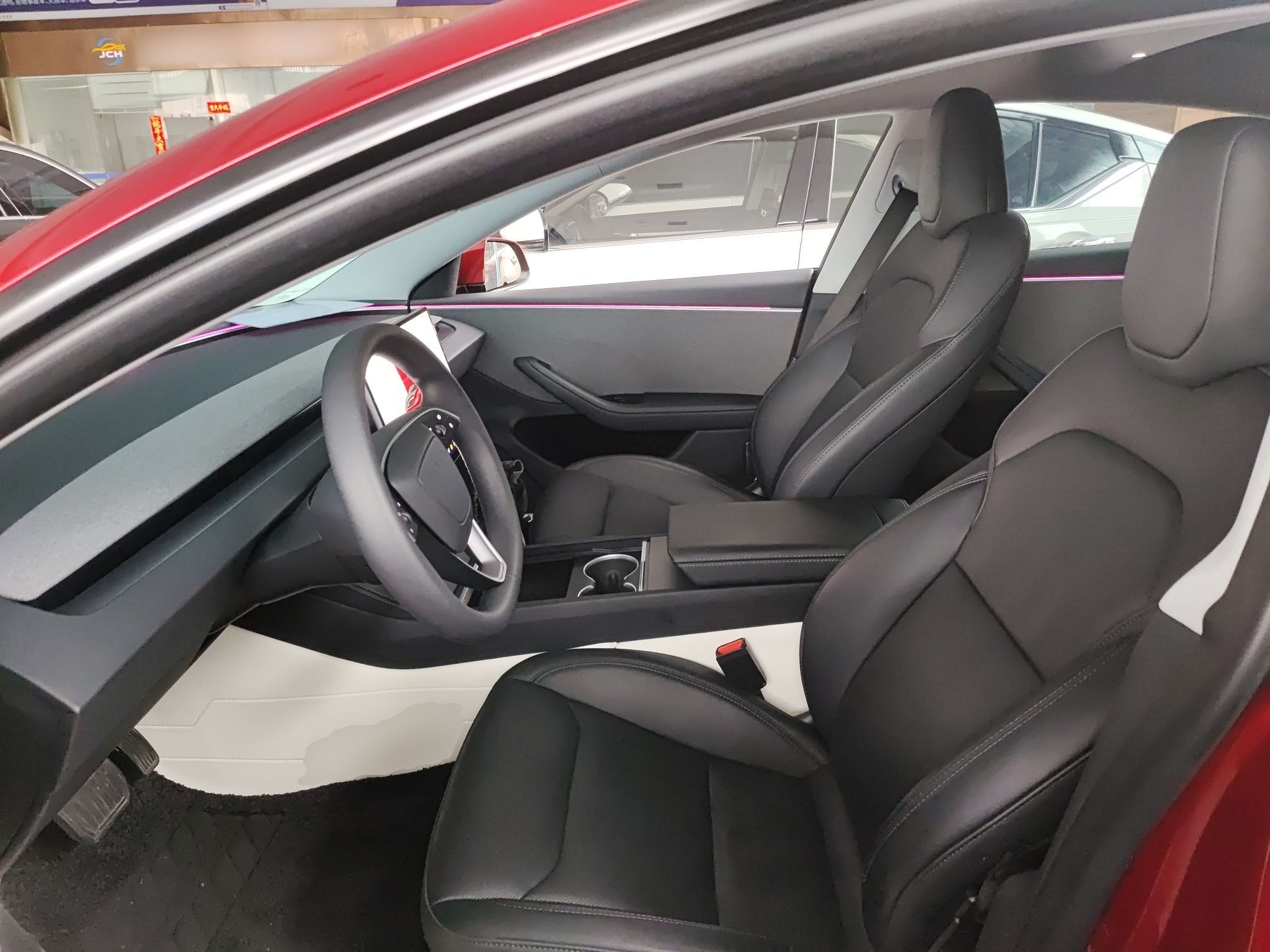 المقاعد الأمامية داخل السيارة