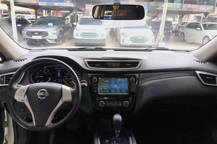 Used Nissan X-Trail 2014 2.5L CVT Leading Edition 4WD Center Console