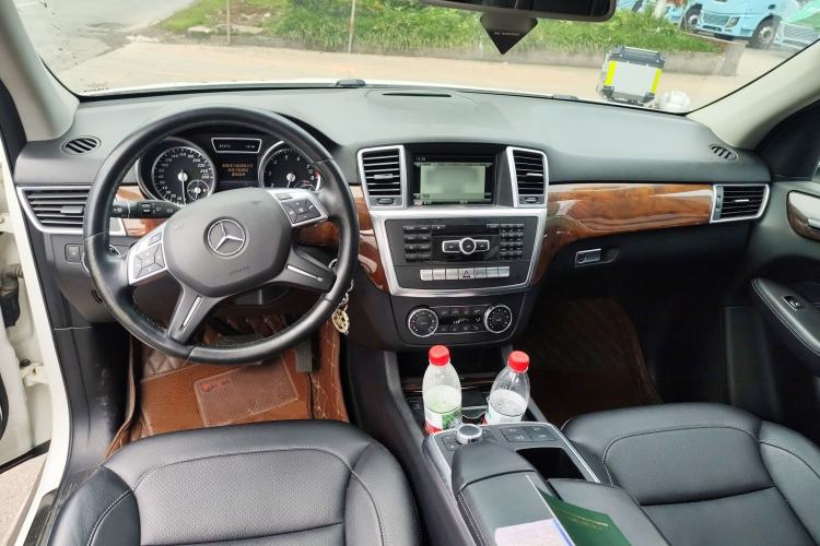 Used Mercedes-Benz M-Class 2014 ML 400 4MATIC Dynamic Model Center Console