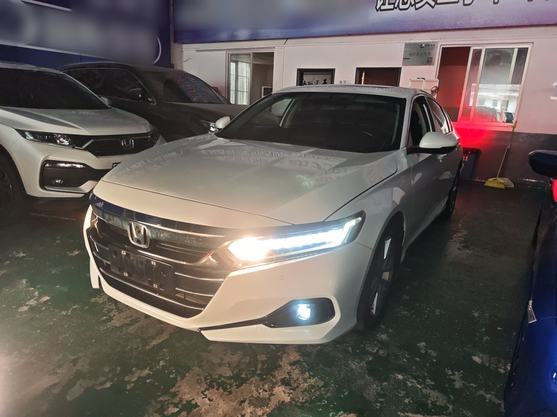 Под передней частью автомобиля