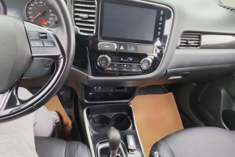 Used Mitsubishi Outlander 2018 2.0L Two-Wheel-Drive Jiale Edition 7-Seater
