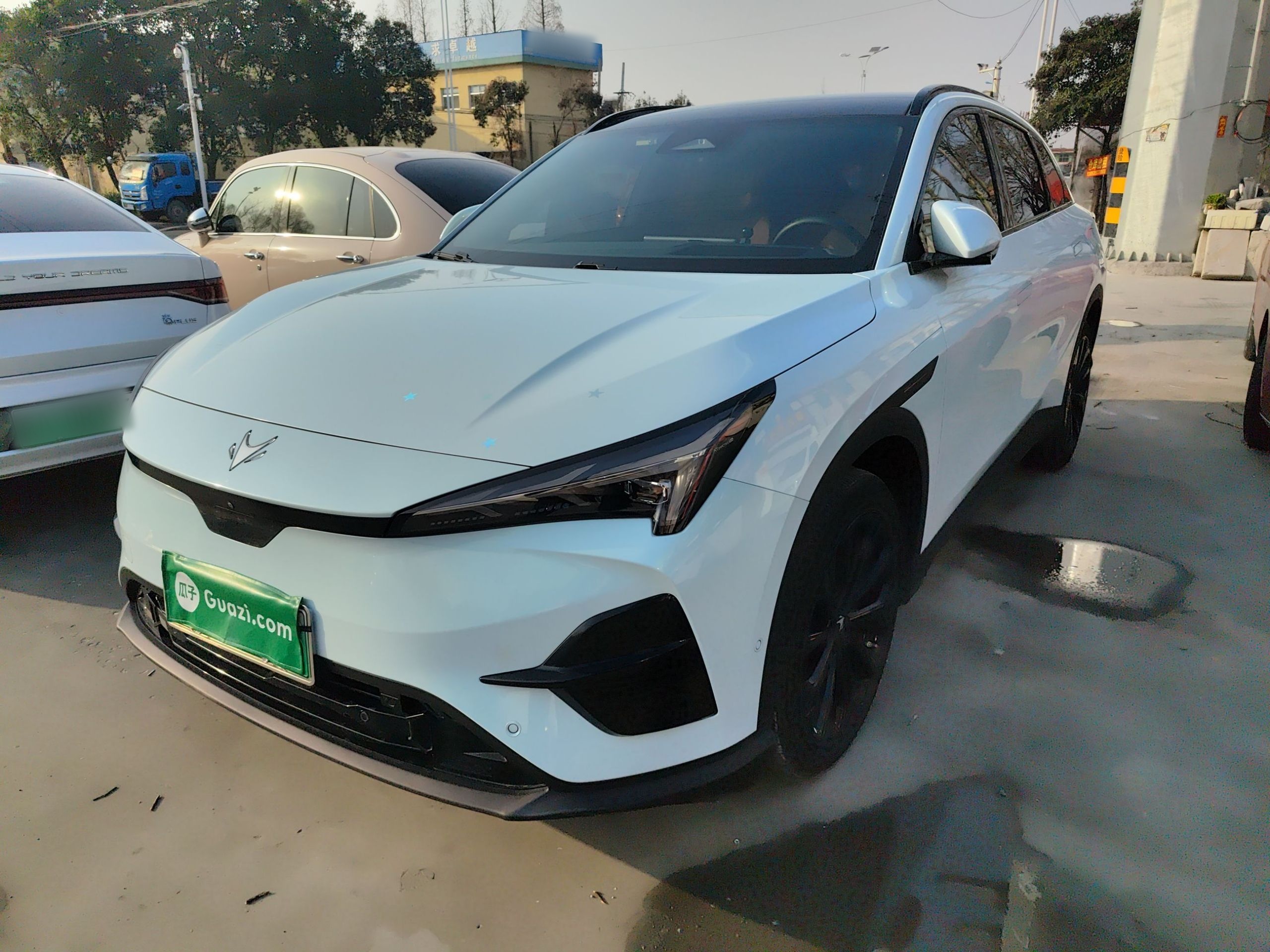 Под передней частью автомобиля