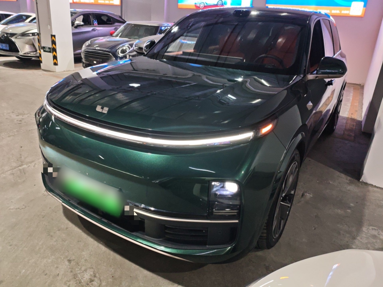 تحت مقدمة السيارة