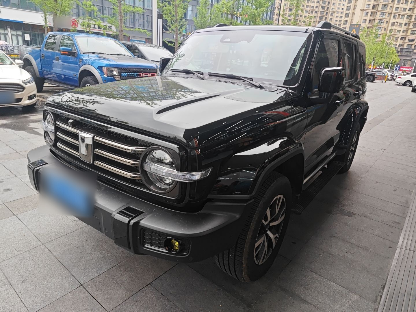 تحت مقدمة السيارة