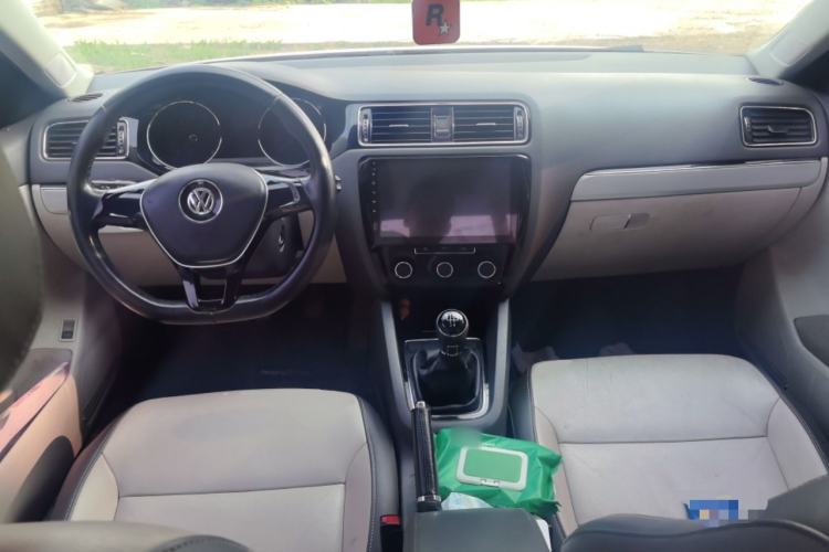 Used Volkswagen Sagitar 2015 1.6L Manual Comfort Model Center Console