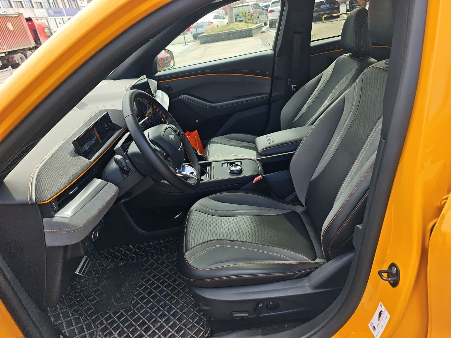 المقاعد الأمامية داخل السيارة