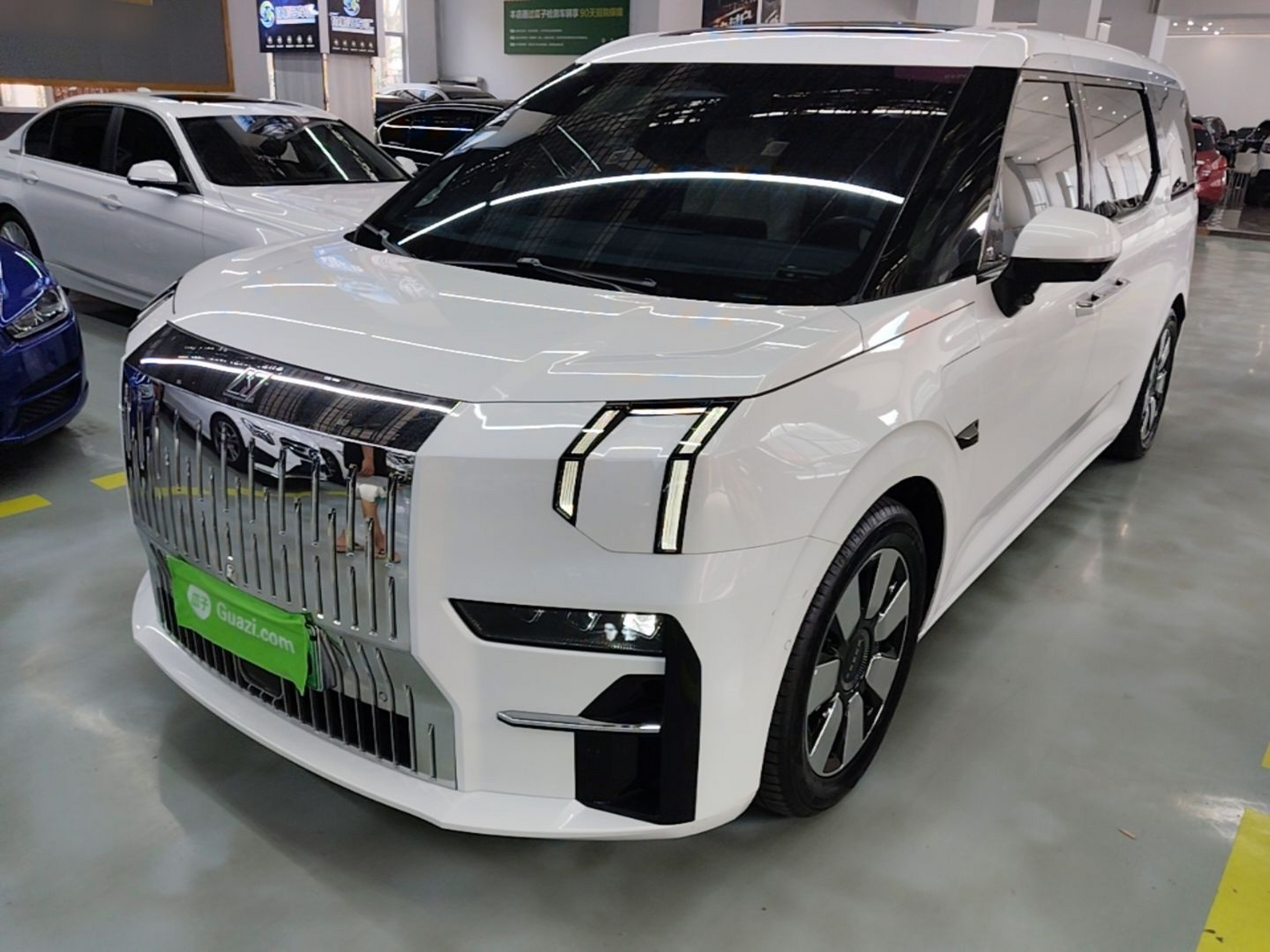 Unter der Vorderseite des Autos