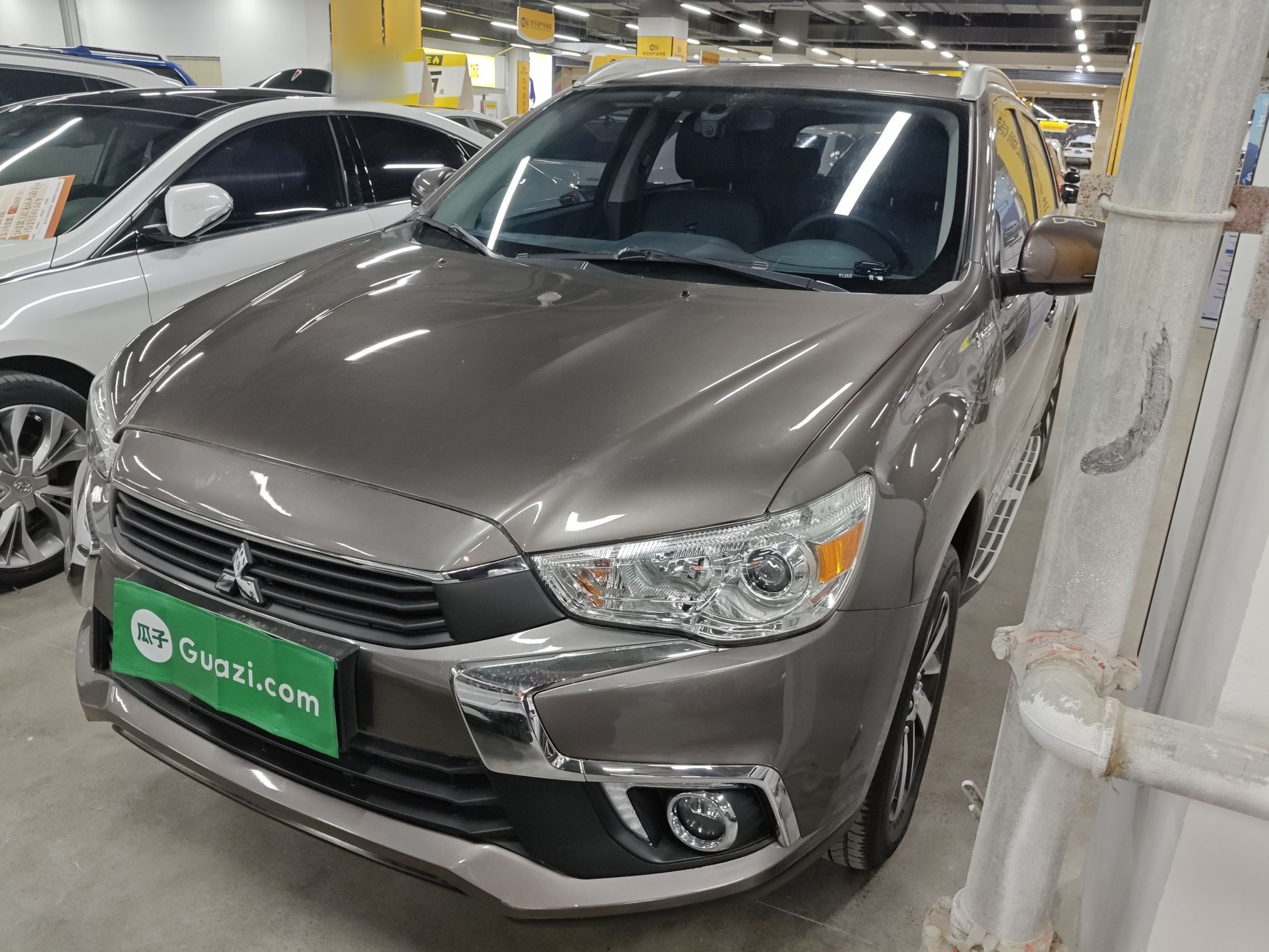 تحت مقدمة السيارة