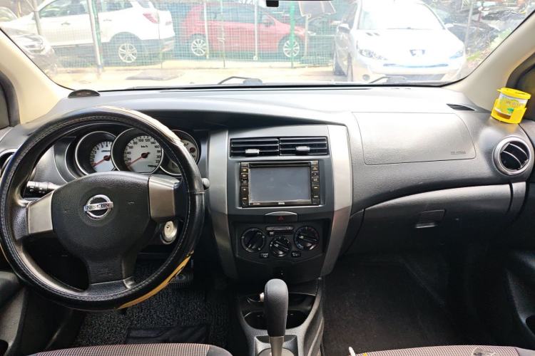 Used Nissan Livina 2010 JINRUI Edition 1.6L Automatic Standard Model Center Console
