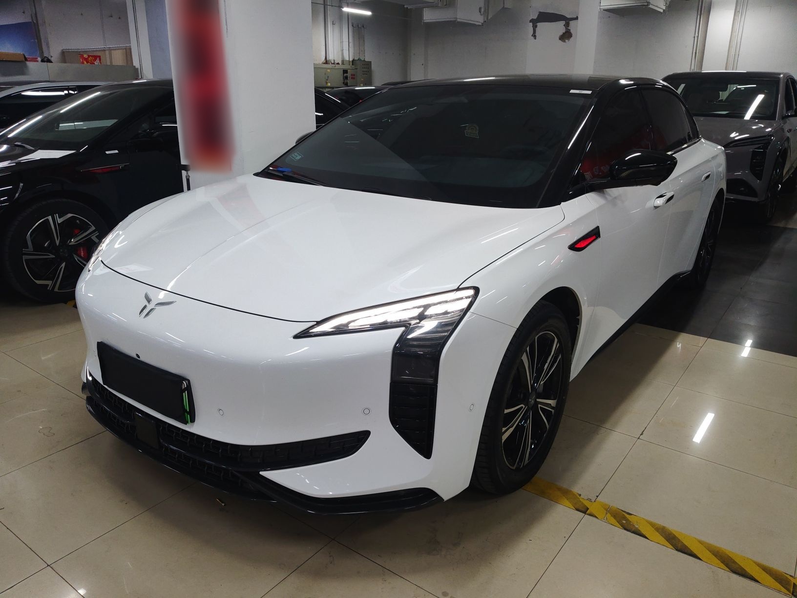 Под передней частью автомобиля